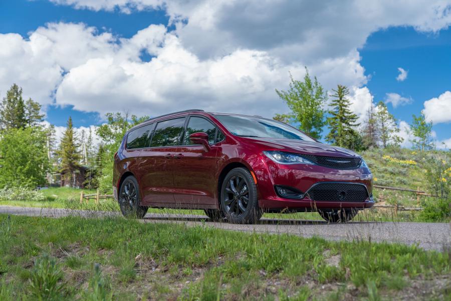  Chrysler Pacifica Limited 35th Anniversary (RU) 2019 года  (фото 11 из 13)